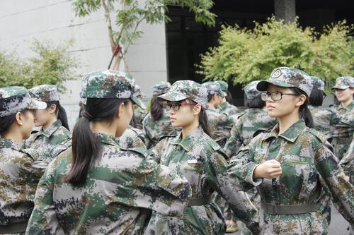 目光坚定