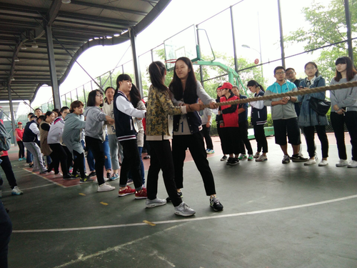 学生拔河